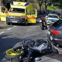 V poletni gneči na cestah se motorist lahko hitro znajde na tleh 
(fotografija je simbolična).
