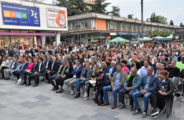FOTO: Na Bevkovem trgu spektakel ob abrahamu ženske odbojke