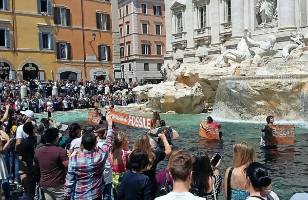 Incident je sledil številnim podobnim dejanjem, s katerimi so 
aktivisti v Italiji v zadnjih tednih opozarjali na podnebno krizo.