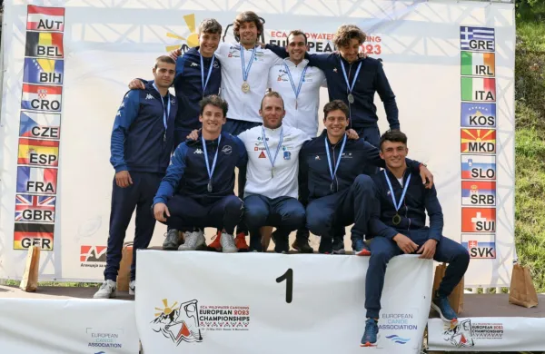 Slovenska reprezentanca je bila na EP zelo uspešna. Solkanec Nejc 
Žnidarčič (nad številko 1) je veslal za zlato kajakaško ekipo. 