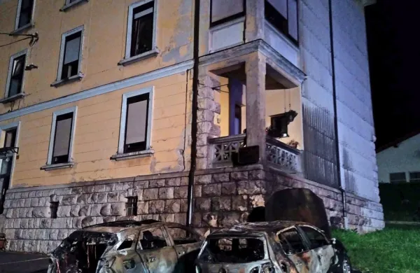 Zagoreli &scaron;tirje avti in vogal stavbe