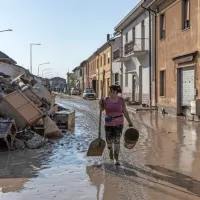   Prostovoljci pomagajo prebivalcem Forlija čistiti ulice in domove.  