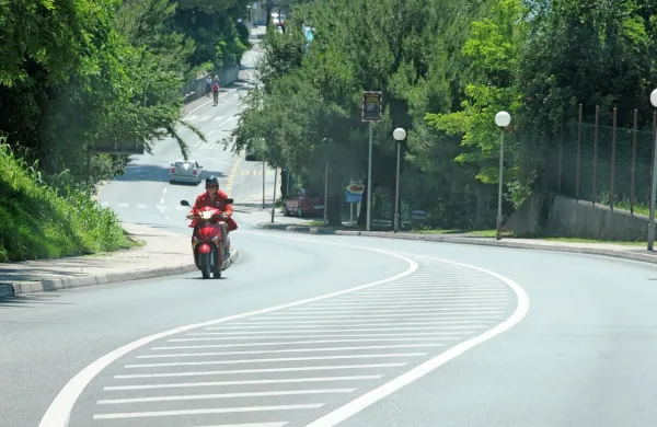 Na Bernardinu sta policista junija 2019 ustavila Pirančana na 
mopedu, sledil je prepir, nato pa grožnje in zdaj sojenje. (Fotografija je simbolična)  