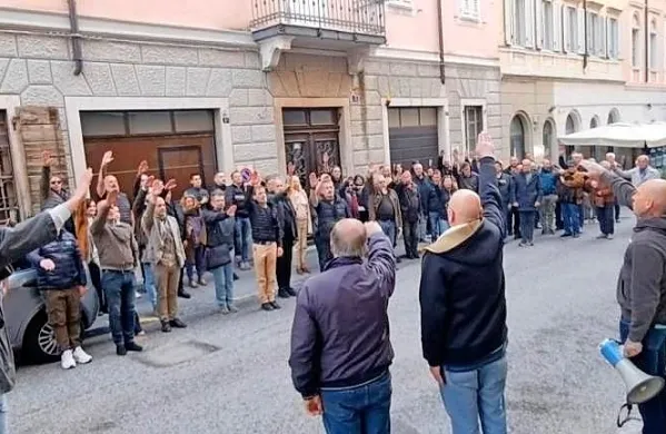Skrajni desničarji so  v Trstu spomin na novinarja Almeriga Grilza 
počastili s trikratnim fašističnim pozdravom.