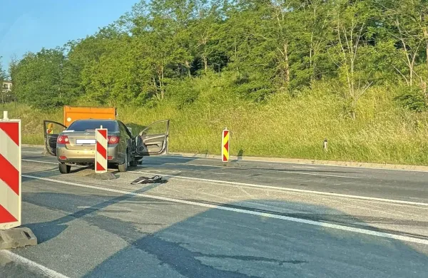 Prometna nesreča pri &Scaron;kofijah, voznik se je hudo po&scaron;kodoval