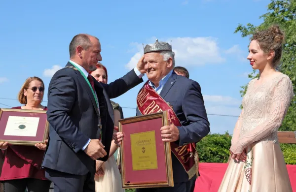 Kralj refoška je postal Ludvik N. Glavina, gospodar na posestvu 
Santomas v Šmarjah.