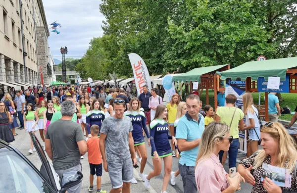 Če bo lepo vreme, si organizatorji obetajo še boljšo udeležbo kot 
lani (na sliki), saj na festivalu vsak dobi nekaj zanimivega zase.