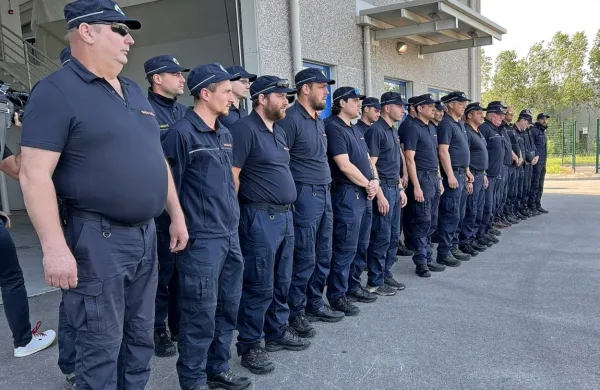 Na  pomoč  poplavljenim  območjem  Emilije-Romanje se je  odpravila  tudi 32-članska  slovenska  ekipa.