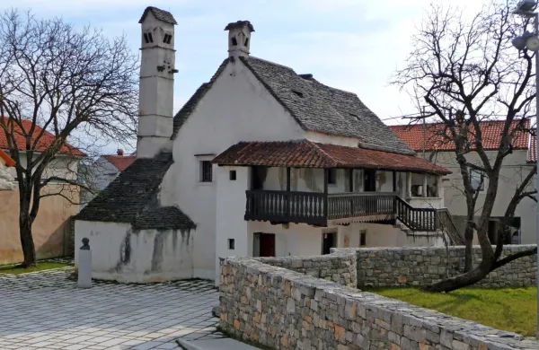 V  Dvorani Muzeja slovenskih filmskih igralcev v Škrateljnovi 
domačiji v Divači bo  v četrtek  37. pogovorni večer  Divača - mesto 
nad Reko. 