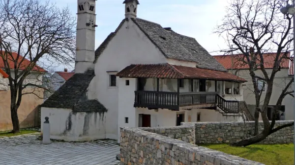 V  Dvorani Muzeja slovenskih filmskih igralcev v Škrateljnovi 
domačiji v Divači bo  v četrtek  37. pogovorni večer  Divača - mesto 
nad Reko. 