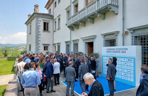  Predstavniki  90 podjetij s področja vodikovih tehnologij, investitorjev in končnih uporabnikov so včeraj tkali vezi 
in iskali nove priložnosti na tem področju.