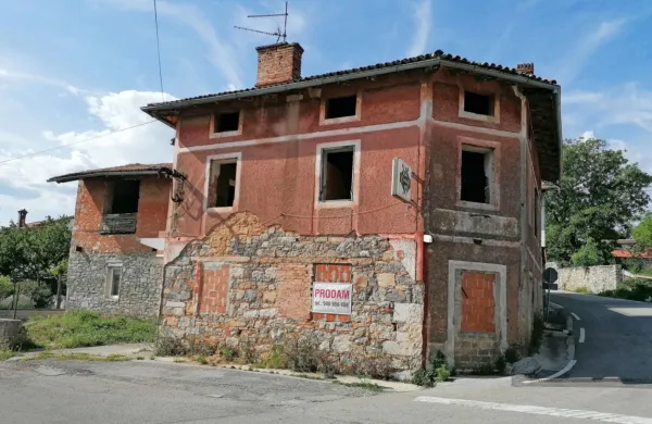 Del nekdanje gostilne v Kostanjevici bodo porušili, da bo križišče 
ob njej bolj pregledno.