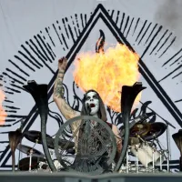  Tako kot Meshuggah, se tudi Behemoth ponašajo s prvovrstno 
odrsko scenografijo. 