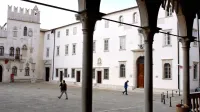 V pritličju palače Armerija na Titovem trgu bodo jutri potekale 
volitve rektorja Primorske univerze.