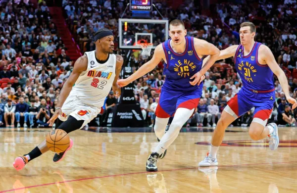 Vlatko Čančar (desno) in njegov soigralec Nikola Jokić med 
dvobojem z moštvom Miami Heat, ki mu je najbolje kazalo za 
preboj v finale.