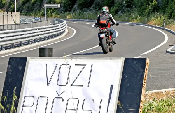 Policisti  so  minulo nedeljo  na  cesti  od  Črnega  Kala  proti  Kozini  v le 
nekaj  urah  prestregli več  deset  motoristov,  ki  niso  upoštevali 
nasvetov,  naj   vozijo  s  primerno  hitrostjo.   