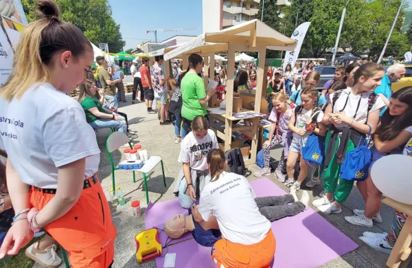 Osnovnošolke so z zanimanjem opazovale demonstracijo  oživljanja dijakinj novogoriške srednje zdravstvene šole.