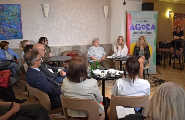 Iztočnice za pogovor, ki ga je moderirala dr. Vesna Mikolič, sta 
podali dr. Lara Sorgo in Alenka Likar. 