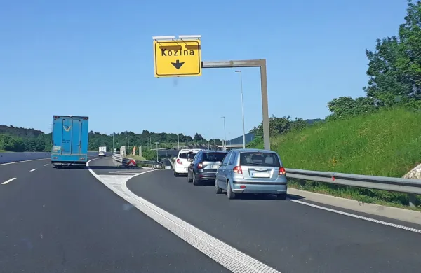 Zaradi gradnje krožišča na Kozini ob dnevnih konicah nastajajo 
dolgi zastoji tudi na izhodu iz avtoceste.