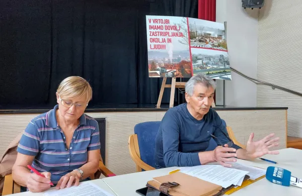 Miloš Nemec (desno, levo Romana Leban iz Eko Štandrež) 
napoveduje shod, s katerim bodo javnost opozorili, da asfaltna 
baza ne sodi ob hiše. Po sodni poti bodo skušali doseči zaprtje. 