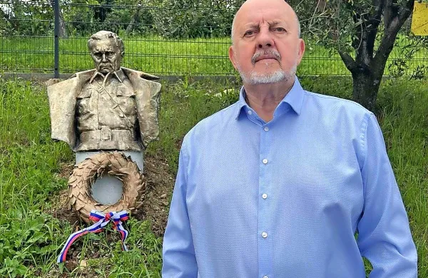 Jelinčič je kip Tita izpred svoje ljubljanske vile preselil na svojo 
parcelo v Žusterni.