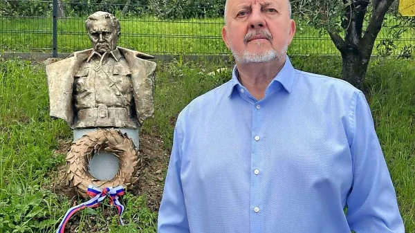 Jelinčič je kip Tita izpred svoje ljubljanske vile preselil na svojo 
parcelo v Žusterni.