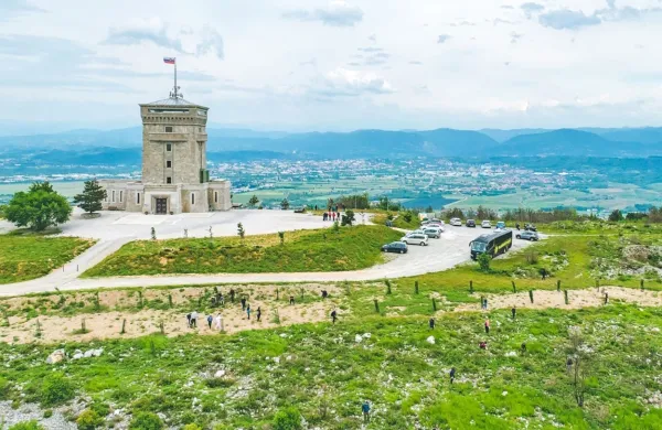  Na delovni akciji so očistili dobre štiri hektare veliko območje v okolici 
Pomnika miru na Cerju.