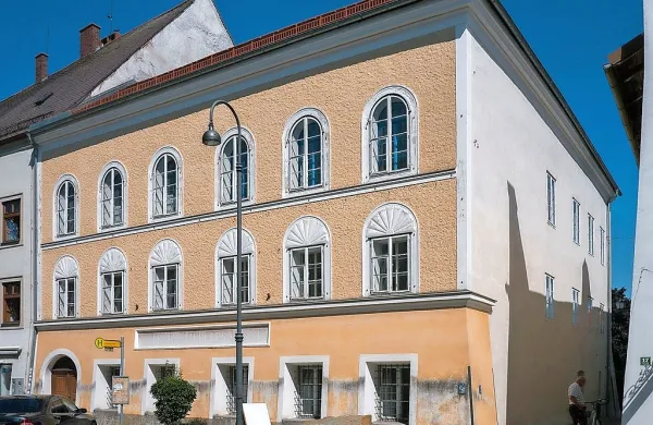 Rojstna hiša nacističnega voditelja Adolfa Hitlerja v avstrijskem 
kraju Braunau am Inn na meji z Nemčijo bo postala kraj za 
usposabljanje policistov o človekovih pravicah. 