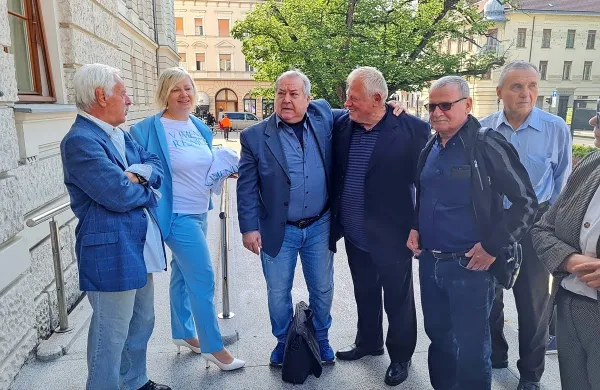 Pred začetkom naroka so se pred ljubljanskim  sodiščem zbrali (od 
leve) toženi Ciril Brajer, Barbara Furjan, odvetnik Edvard Bavcon, 
Barbarin oče Ivan Furjan in toženi Avgust Cvetežar.