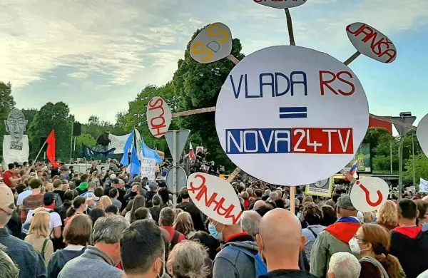 Na razstavi bodo tudi protestni plakati, s katerimi so se udeleženke in udeleženci protestov izkazali tako z izvirnostjo kakor z 
duhovitostjo.