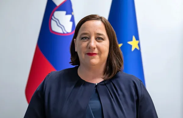 Vesna Humar se seveda ni odpovedala mestu državne sekretarke, 
ampak mestne svetnice.