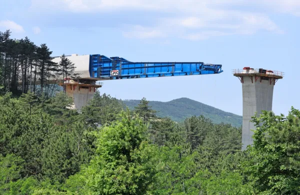 Viadukt Gabrovica počasi dobiva svojo končno podobo.