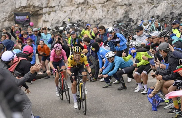  Geraint Thomas  je v rožnati majici vodilnega tudi danes  kljuboval 
pospeškom Primoža Rogliča.   