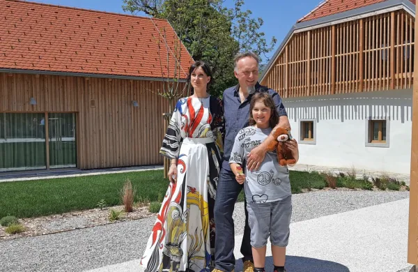 Ana in Robert  Čebokelj z njunim sinom pred prenovljeno do 
mačijo