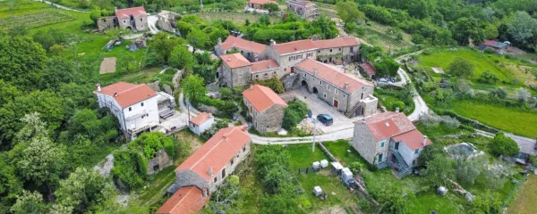 V najboljših časih, pred vojno, je v Abitantih živelo kar 21 družin oziroma 150 ljudi. 



