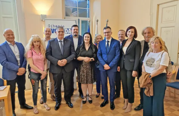 Gibanje Svoboda ima po novem lokalni odbor tudi v občini 
Šempeter - Vrtojba.  Ustanovnega zbora sta se udeležila tudi 
minister za obrambo Marjan Šarec in minister za notranje zadeve  
Boštjan Poklukar.