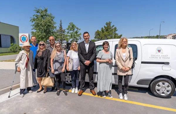 Župan občine Piran Andrej Korenika je včeraj predal električni 
avtomobil Centru za socialno delo Piran za namen dnevne oskrbe 
občank in občanov. 