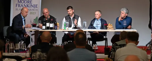 O refošku in modri frankinji so v Sevnici govorili vinarji Jernej 
Žaren, Janko Kobal, Matej Zaro in Sebastjan Štemberger, pogovor 
je vodil novinar Sašo Dravinec (z desne). 