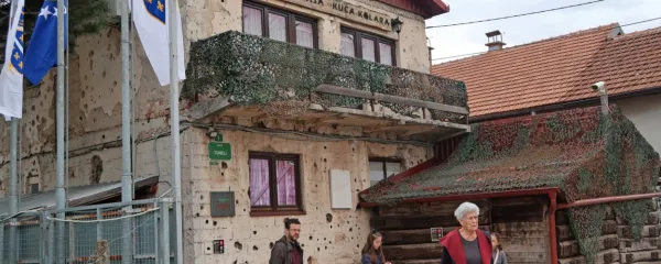 Pod hišo družine Kolar (sedaj muzej) se začne ročno izkopan, 800 
metrov dolg tunel, po katerem so med vojno oskrbovali  Sarajevo. 