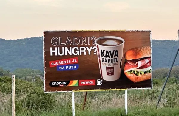 Oglasni pano v Parecagu zgolj v hrva&scaron;čini in angle&scaron;čini