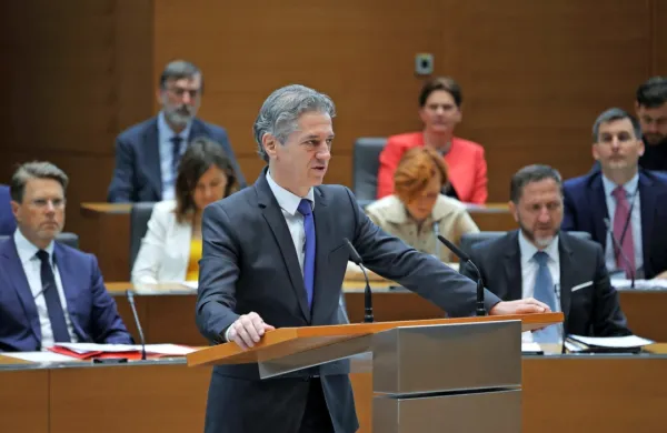 Po besedah premierja Roberta Goloba rebalans potrjuje optimizem, ki si ga je upal izraziti lani jeseni ob sprejemanju 
letošnjega proračuna. 