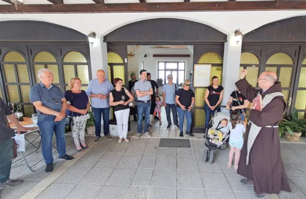 Gostinski obrat, ki poleg restavracije, bistroja in sob nudi tudi 
poročno in konferenčno dvorano, je blagoslovil pater Bogdan 
Knavs.