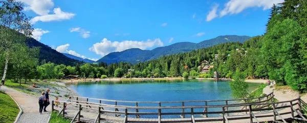 V alpskem svetu so jezera, tudi Jasna pri Kranjski Gori, precej 
mrzla tudi poleti. 

