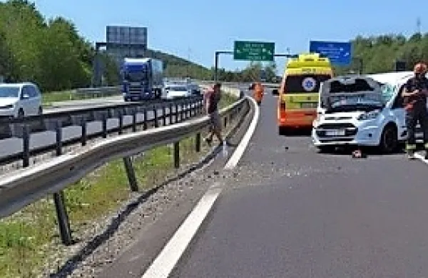Nesreča je  v  soboto  sredi  dneva  še  upočasnila  promet na  
primorski  avtocesti.  