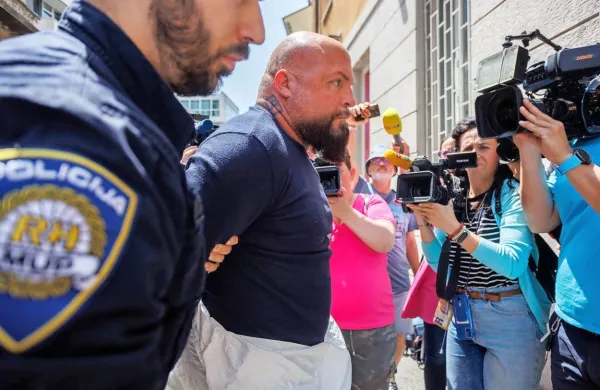 Na novinarski konferenci so povedali, da osumljenca odlično 
poznata sofisticirane tehnologije ne le za izvajanje kaznivih dejanj, 
temveč tudi za prikrivanje sledi. Dele za eksplozivne naprave sta 
kupovala preko temnega spleta, žrtvam pa sta grozila in jih 
izsiljevala preko elektronske pošte.