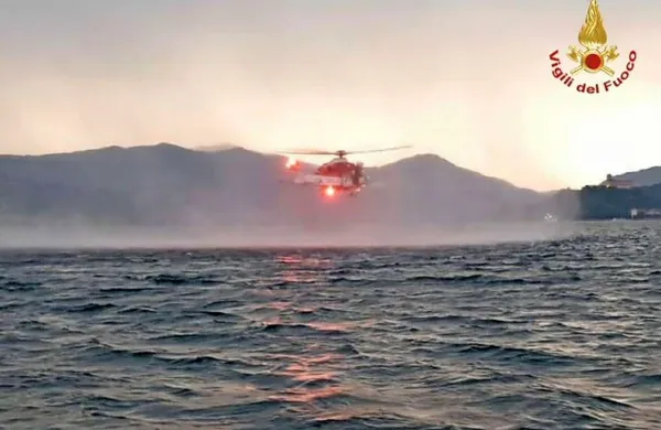  Jadrnica s 25 ljudmi na krovu se je  prevrnila in potopila zaradi 
močnega neurja.
