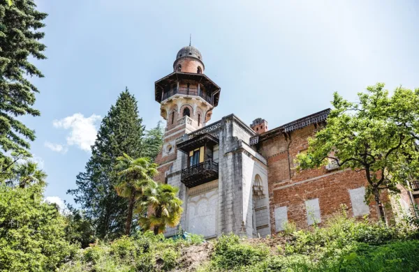 Laščakova lepotica že leta propada in čaka na prenovo. Zdaj so 
končno nabrali denar zanjo. 