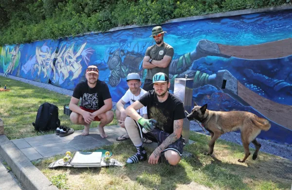 50-metrski zid nedaleč od Rexa je v podvodni svet spremenila 
ekipa grafitarjev pod vodstvom Tineta Dekortija (v ospredju).