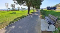 Ob sprehajalni poti med Žusterno in Koprom so znova namestili klopi.