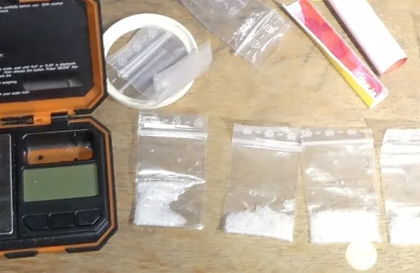 Policisti  so  pri  osumljenemu  zasegli zavitke  prepovedane  droge,  
elektronsko  tehtnico  in  ... 